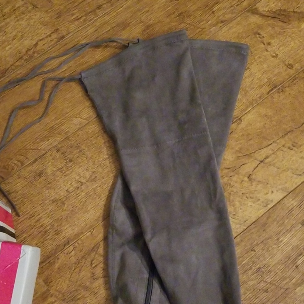 Boots - Picture 4 of 8